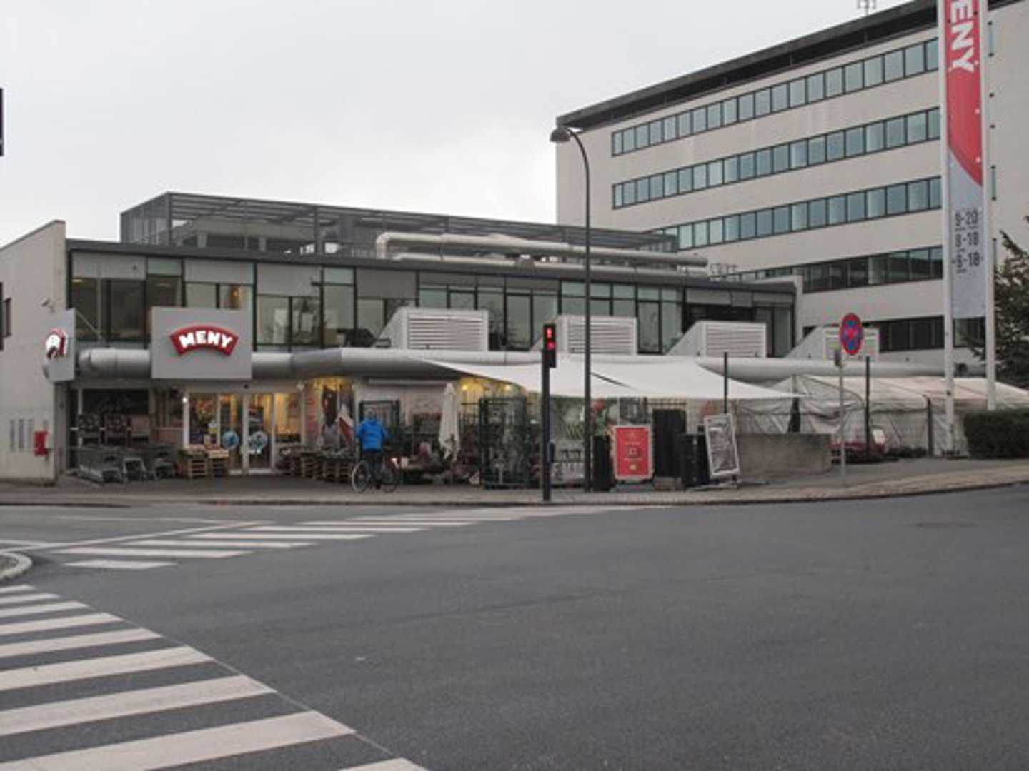 Eksempel på facade i Charlottenlund bydelscenter - Meny