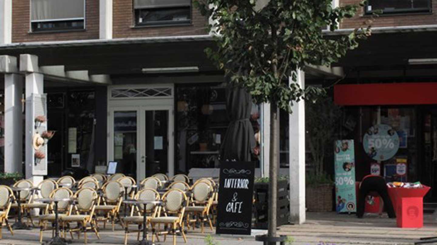 Eksempel på opholdsareal med borde og stole på Jægersborg Alle